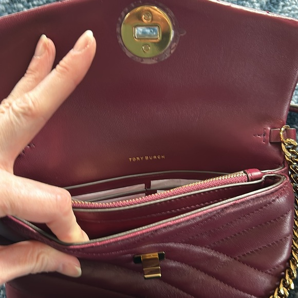 Tory Burch Chain Wallet in Maroon - Picture 5 of 6